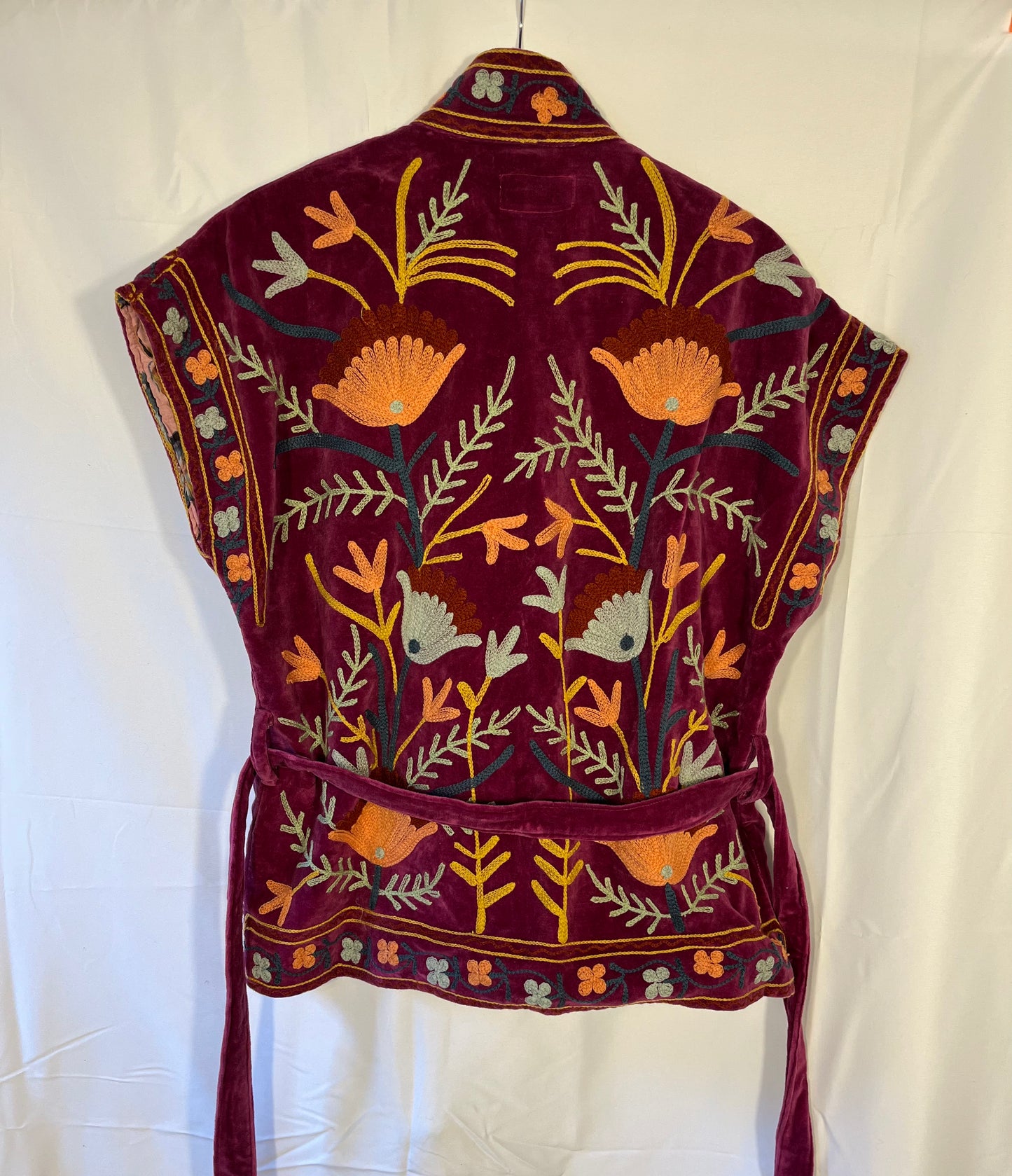 Bestickte Velvet Suzani-Weste Valerie