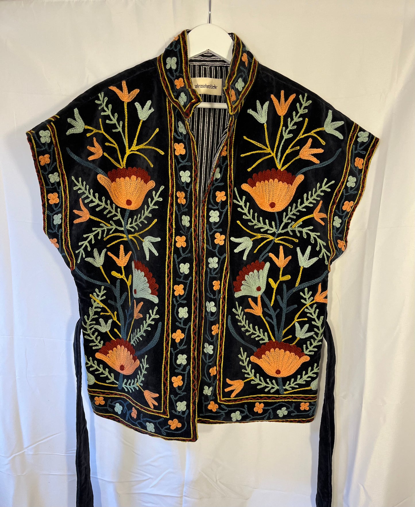 Bestickte Velvet Suzani-Weste Zara