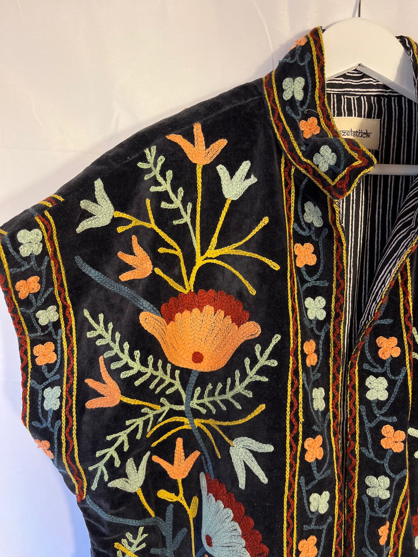 Bestickte Velvet Suzani-Weste Zara