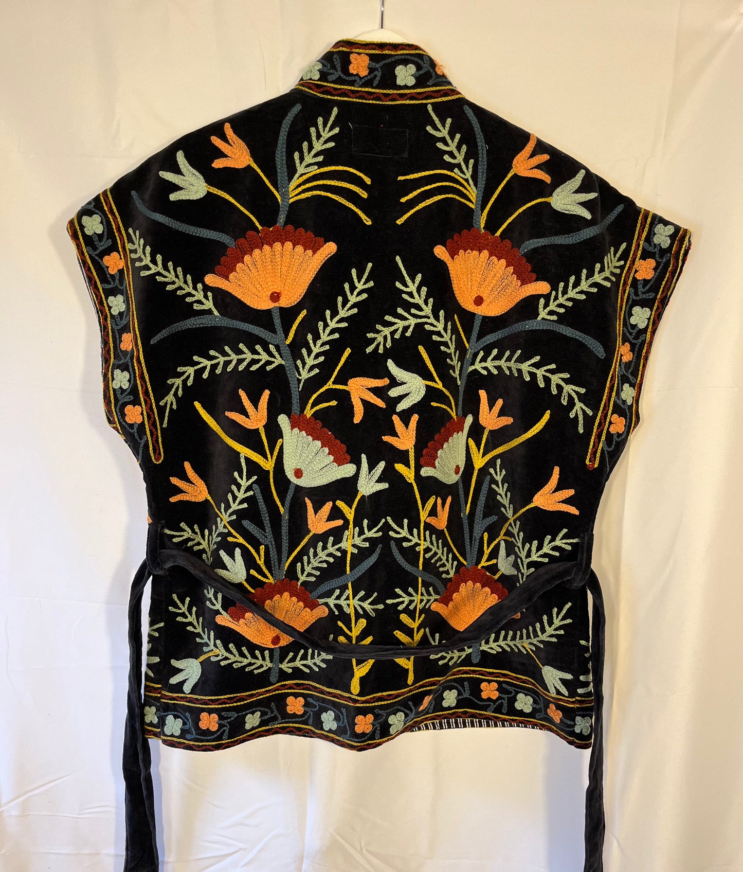 Bestickte Velvet Suzani-Weste Zara